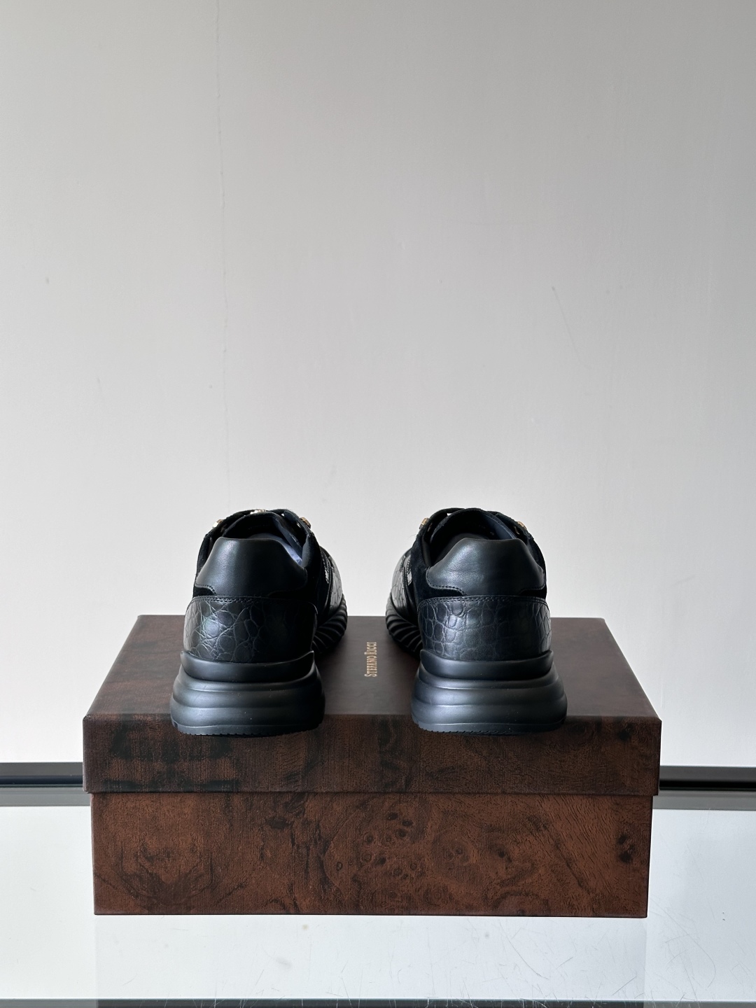 Stefano Ricci 史蒂芬高端奢侈品牌，男士休闲运动鞋，原版牛皮搭配绒面牛皮。质感高端细腻，内里