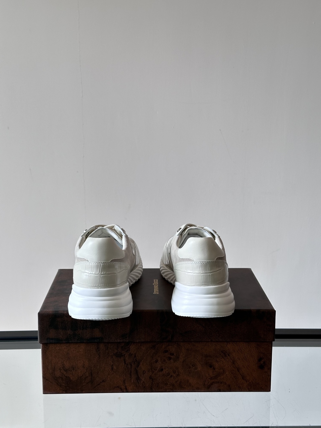 Stefano Ricci 史蒂芬高端奢侈品牌，男士休闲运动鞋，原版牛皮搭配绒面牛皮。质感高端细腻，内里
