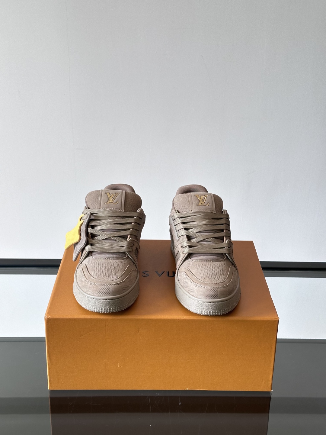 驴家 新配色 情侣款trainer运动鞋，本款 LV Trainer 运动鞋取材柔软粒面小牛皮，呈现纯净