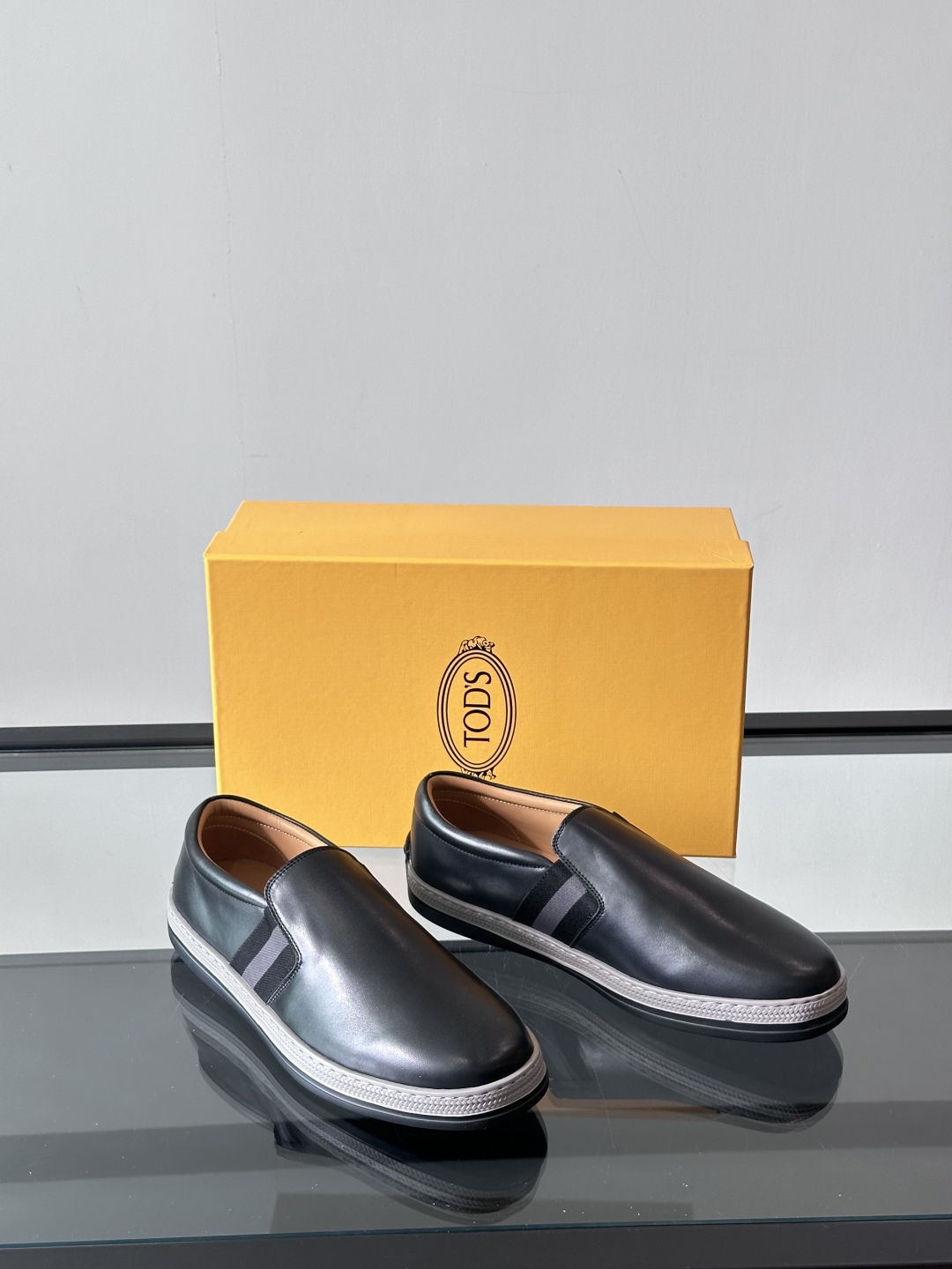  TOD’S/托德斯新款男士乐福休闲鞋，这款运动鞋选用绒面头层牛皮制成， 尽显品牌元素，轻松提升日常造型