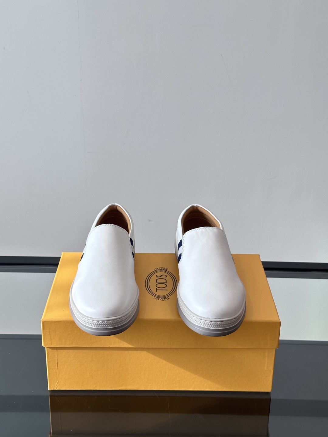  TOD’S/托德斯新款男士乐福休闲鞋，这款运动鞋选用绒面头层牛皮制成， 尽显品牌元素，轻松提升日常造型