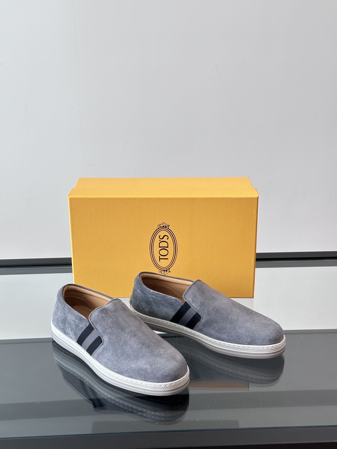  TOD’S/托德斯新款男士乐福休闲鞋，这款运动鞋选用绒面头层牛皮制成，尽显品牌元素，轻松提升日常造型。