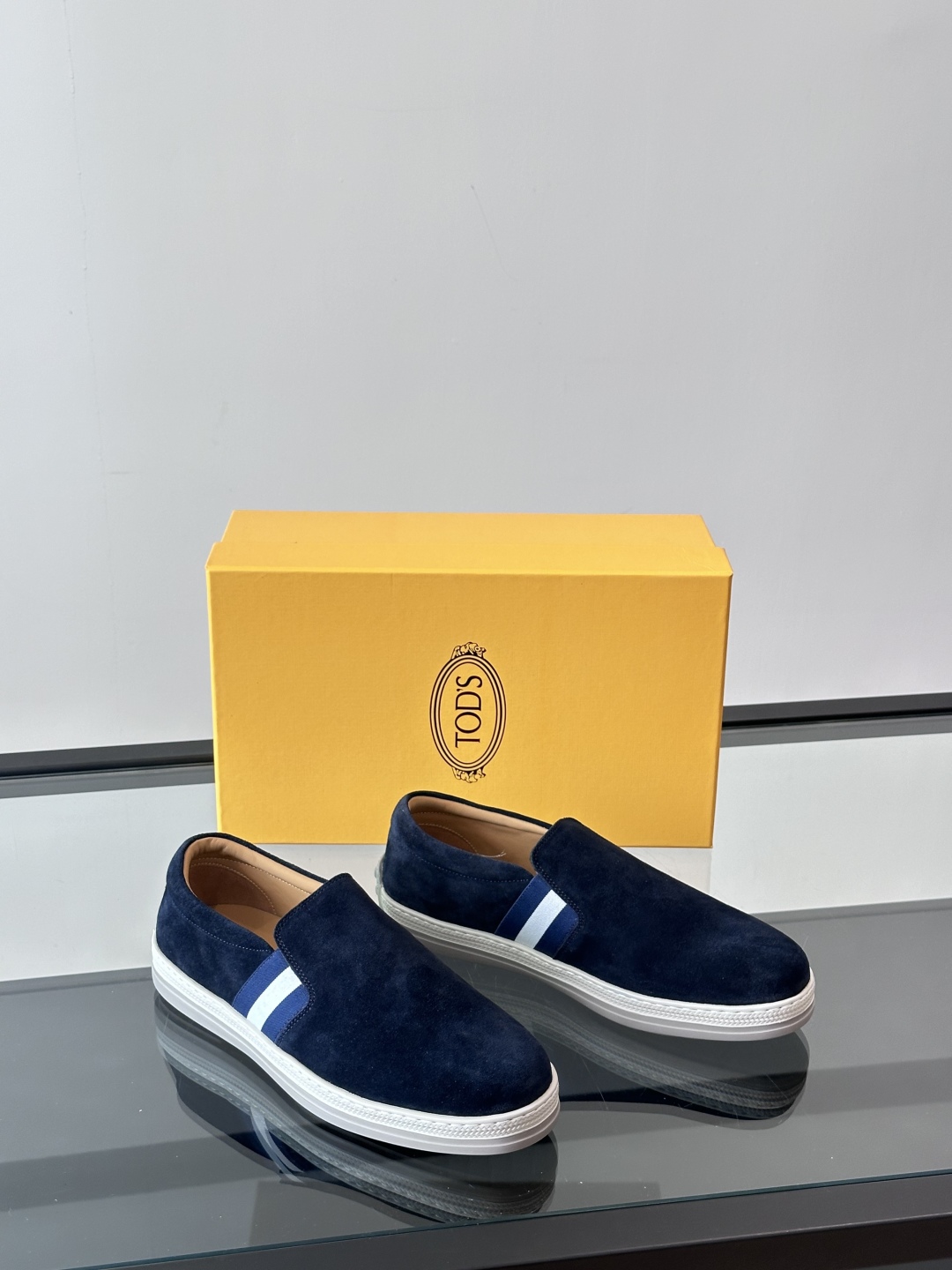  TOD’S/托德斯新款男士乐福休闲鞋，这款运动鞋选用绒面头层牛皮制成，尽显品牌元素，轻松提升日常造型。