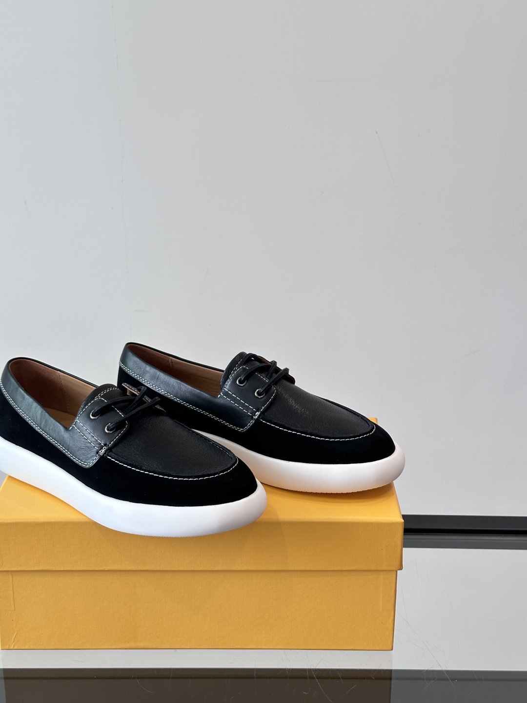 Tod'S/托德斯男士乐福鞋本款乐福鞋以雅致的进口头层牛皮革制成， 配以品牌logo横条装饰，外露手工缝