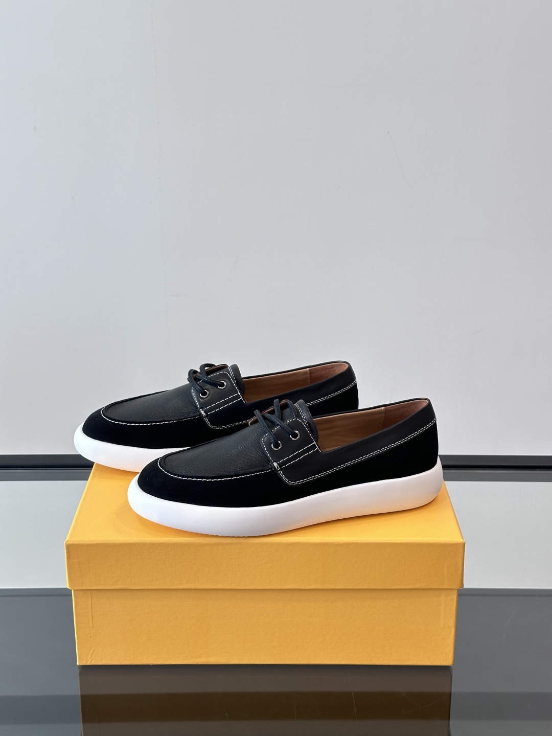 Tod'S/托德斯男士乐福鞋本款乐福鞋以雅致的进口头层牛皮革制成， 配以品牌logo横条装饰，外露手工缝