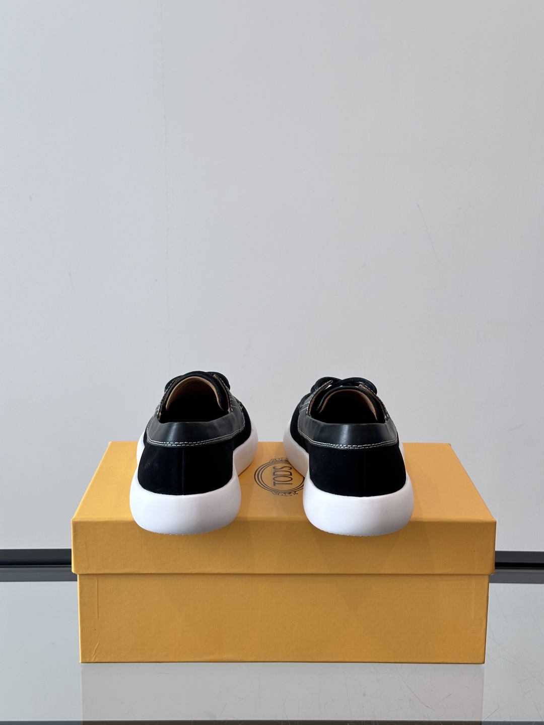 Tod'S/托德斯男士乐福鞋本款乐福鞋以雅致的进口头层牛皮革制成， 配以品牌logo横条装饰，外露手工缝