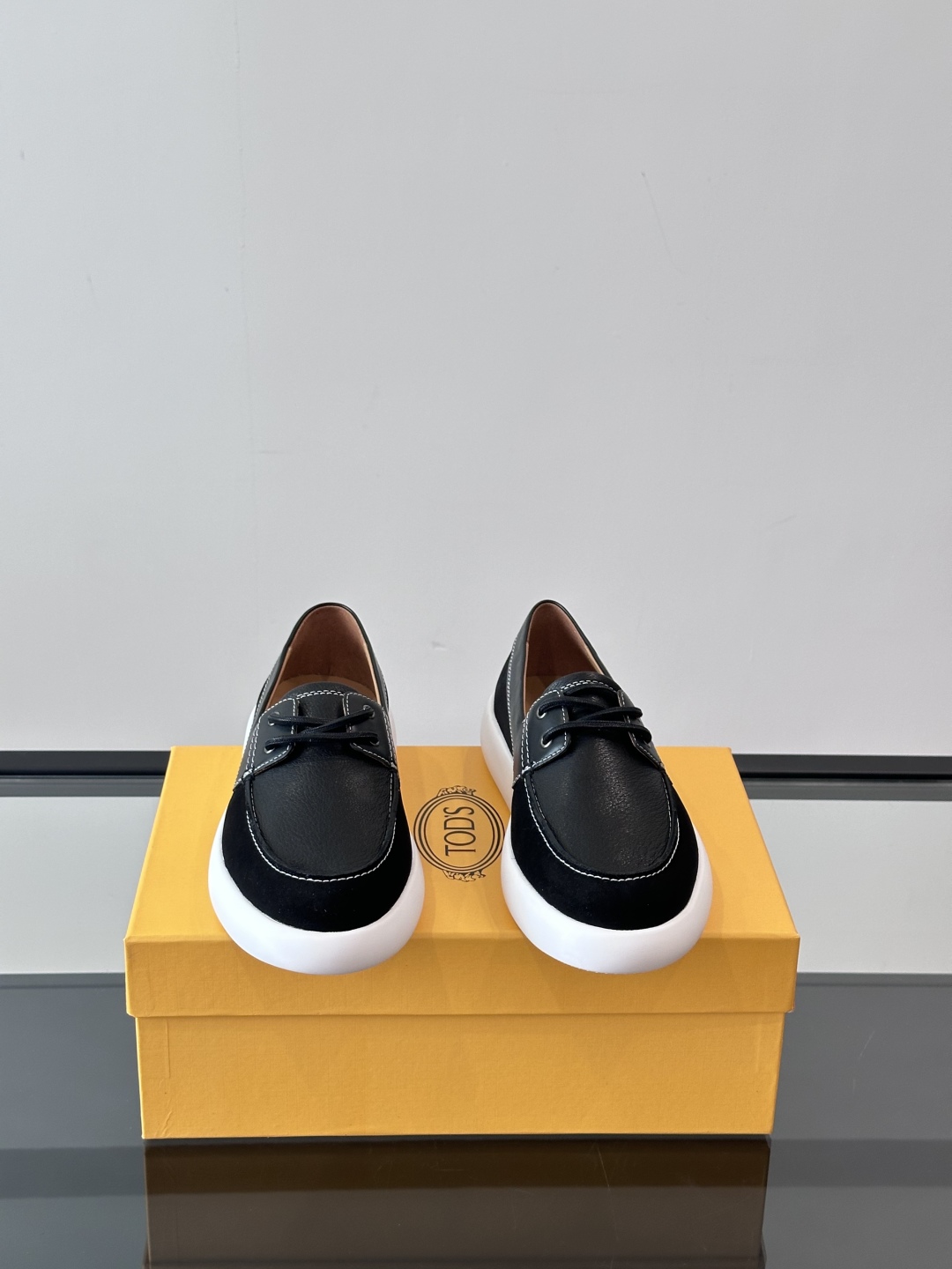 Tod'S/托德斯男士乐福鞋本款乐福鞋以雅致的进口头层牛皮革制成， 配以品牌logo横条装饰，外露手工缝