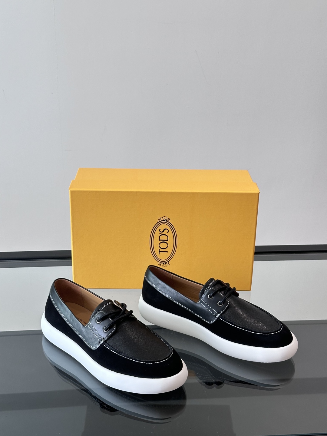 Tod'S/托德斯男士乐福鞋本款乐福鞋以雅致的进口头层牛皮革制成， 配以品牌logo横条装饰，外露手工缝