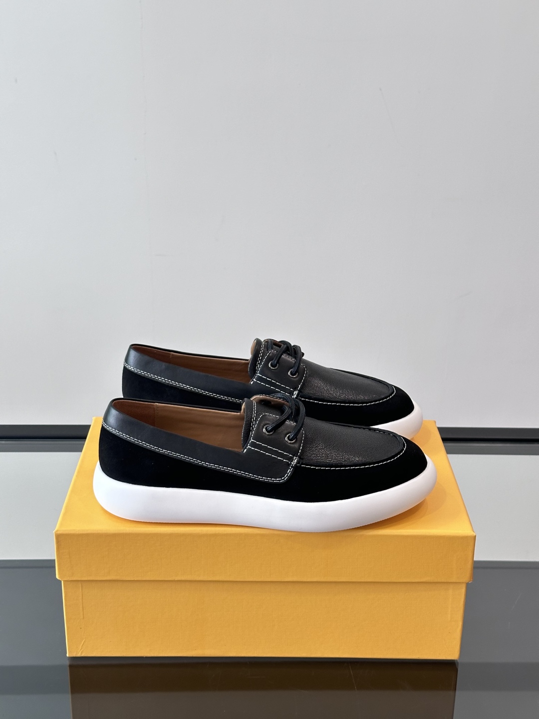 Tod'S/托德斯男士乐福鞋本款乐福鞋以雅致的进口头层牛皮革制成， 配以品牌logo横条装饰，外露手工缝