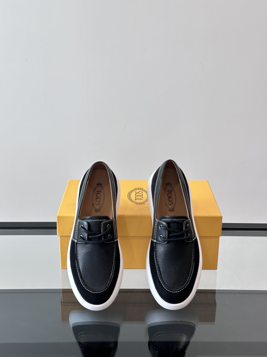 Tod'S/托德斯男士乐福鞋本款乐福鞋以雅致的进口头层牛皮革制成， 配以品牌logo横条装饰，外露手工缝