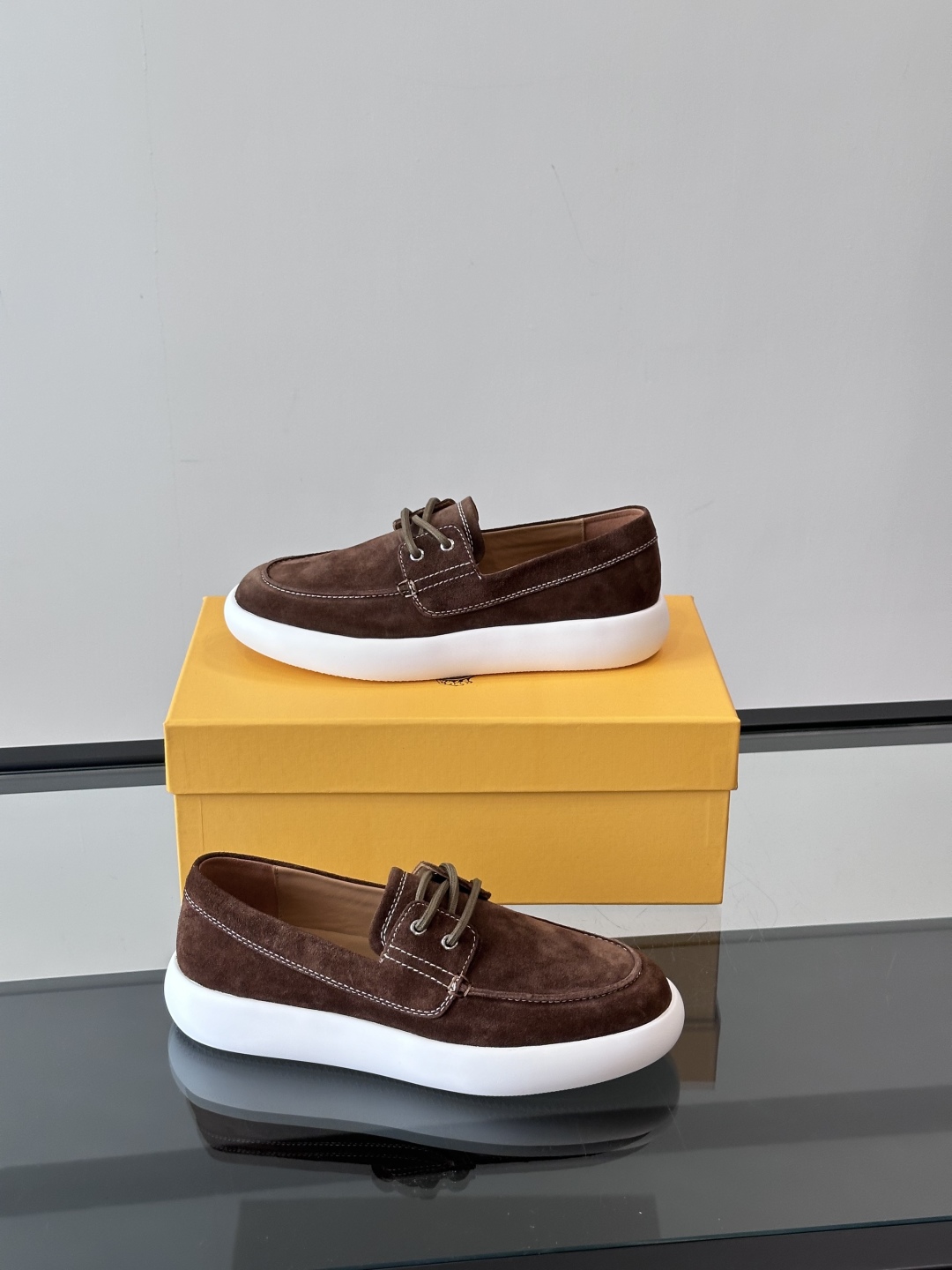 Tod'S/托德斯男士乐福鞋本款乐福鞋以雅致的进口头层牛皮革制成， 配以品牌logo横条装饰，外露手工缝