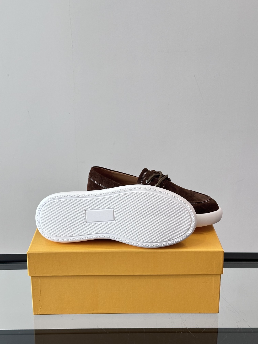 Tod'S/托德斯男士乐福鞋本款乐福鞋以雅致的进口头层牛皮革制成， 配以品牌logo横条装饰，外露手工缝