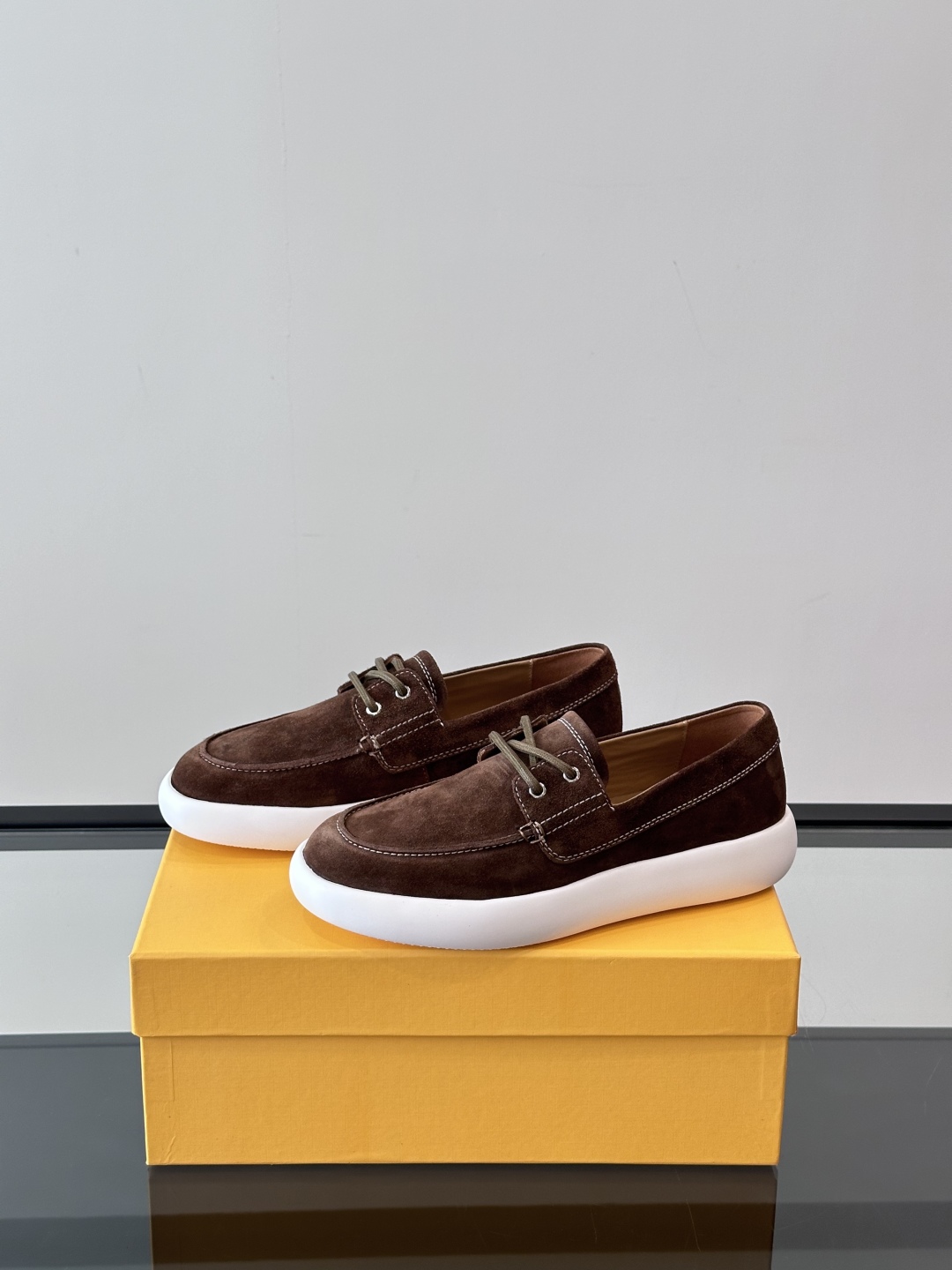 Tod'S/托德斯男士乐福鞋本款乐福鞋以雅致的进口头层牛皮革制成， 配以品牌logo横条装饰，外露手工缝