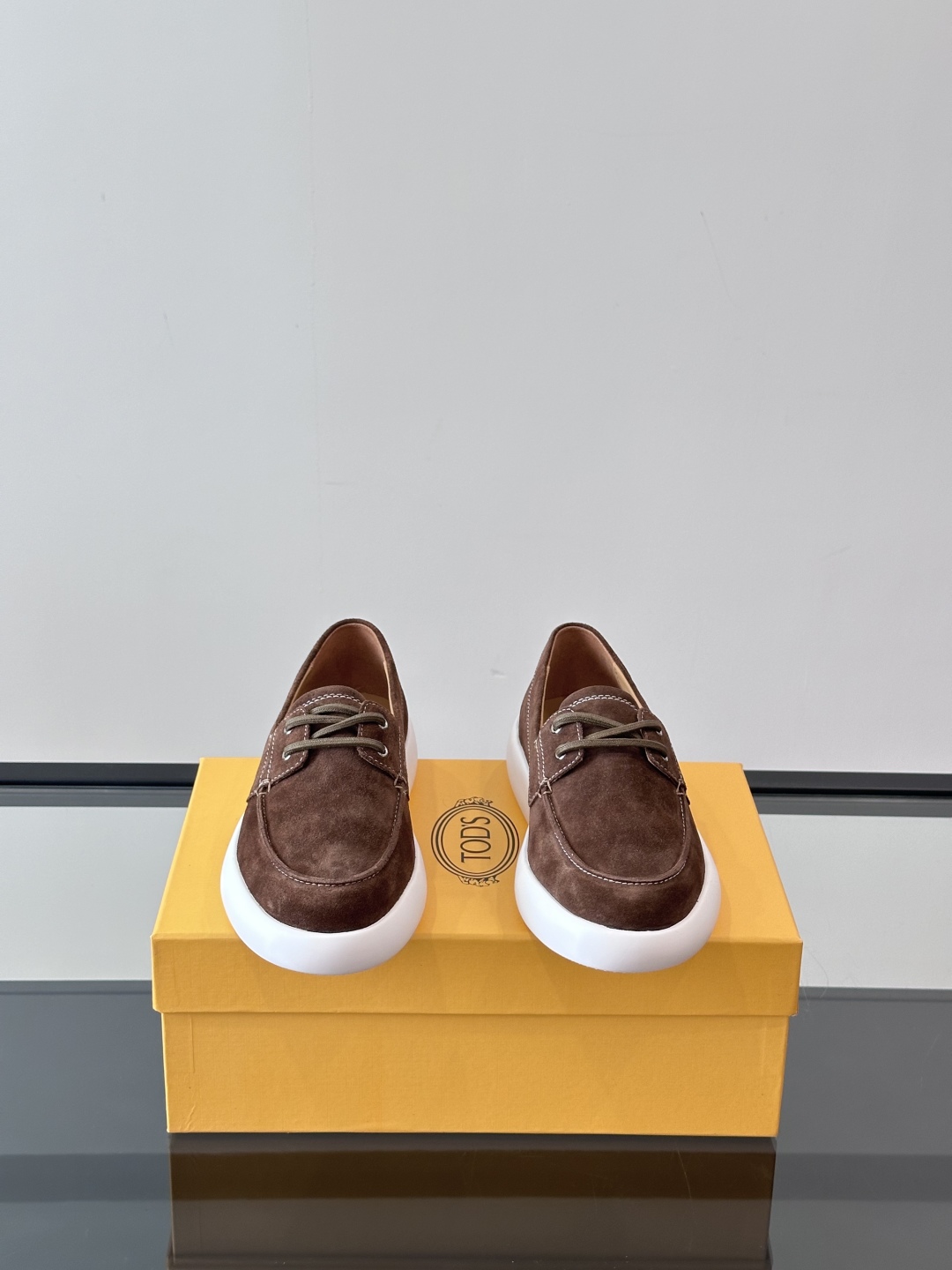 Tod'S/托德斯男士乐福鞋本款乐福鞋以雅致的进口头层牛皮革制成， 配以品牌logo横条装饰，外露手工缝
