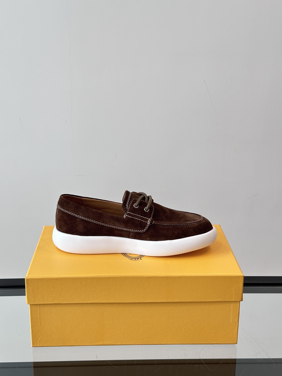 Tod'S/托德斯男士乐福鞋本款乐福鞋以雅致的进口头层牛皮革制成， 配以品牌logo横条装饰，外露手工缝