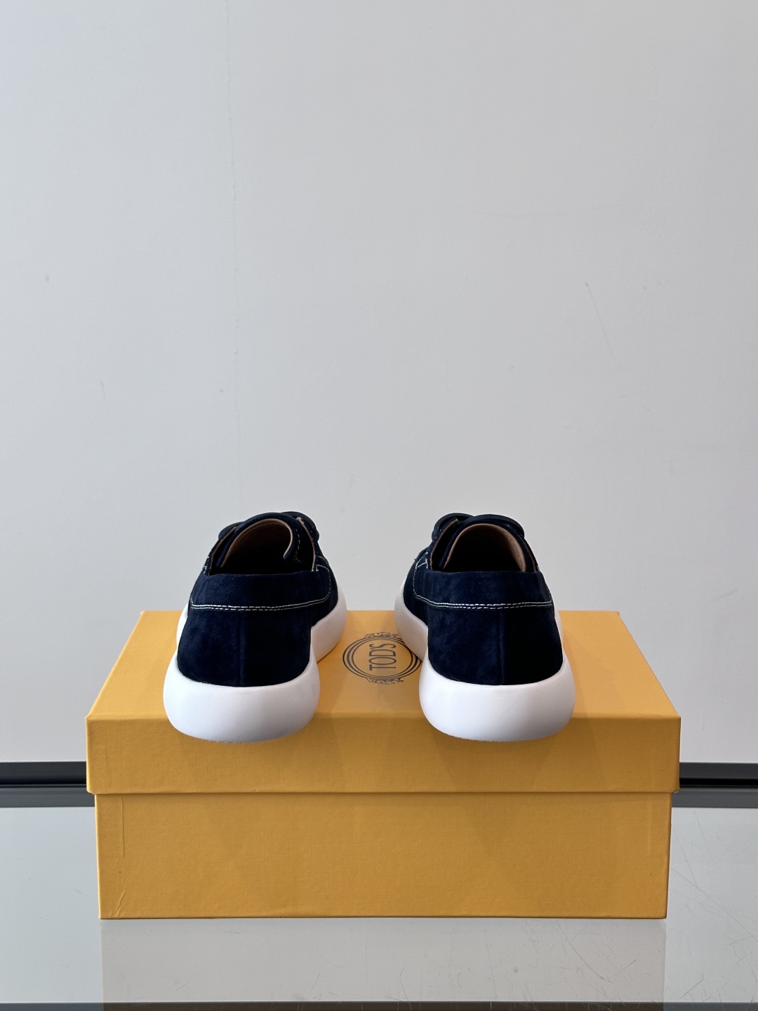 Tod'S/托德斯男士乐福鞋本款乐福鞋以雅致的进口头层牛皮革制成， 配以品牌logo横条装饰，外露手工缝