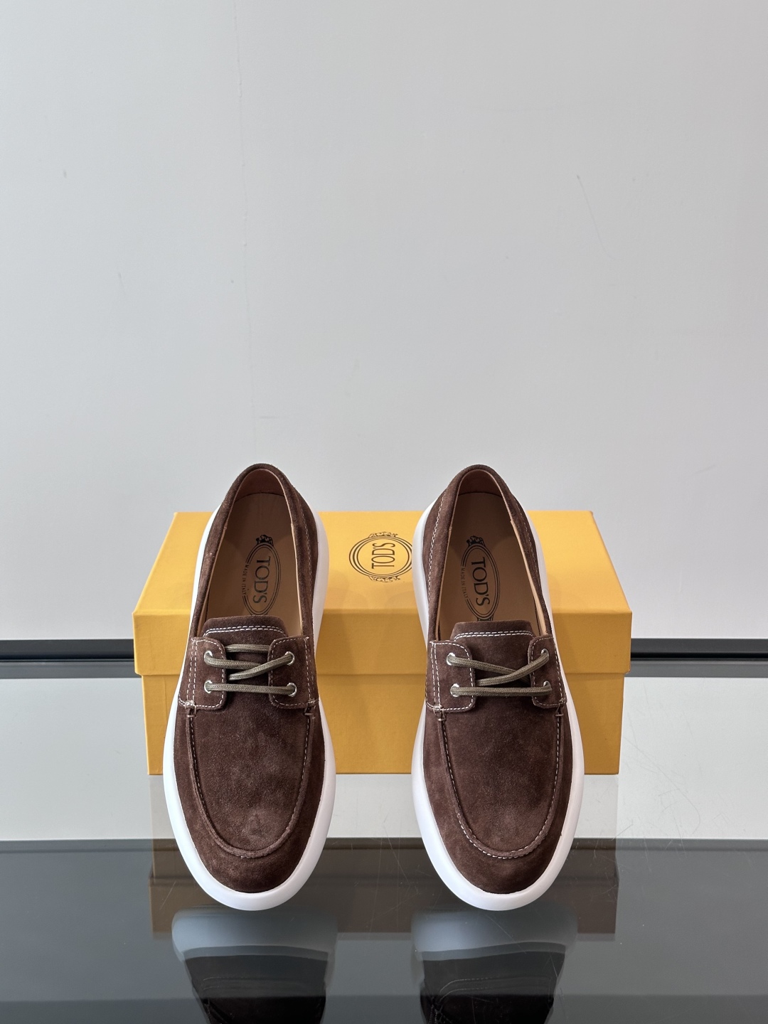 Tod'S/托德斯男士乐福鞋本款乐福鞋以雅致的进口头层牛皮革制成， 配以品牌logo横条装饰，外露手工缝