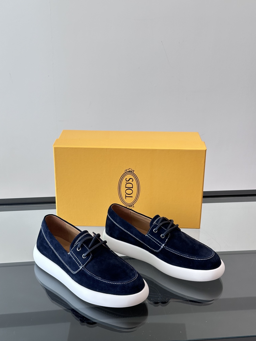 Tod'S/托德斯男士乐福鞋本款乐福鞋以雅致的进口头层牛皮革制成， 配以品牌logo横条装饰，外露手工缝