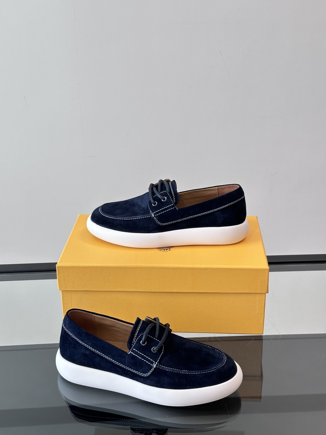 Tod'S/托德斯男士乐福鞋本款乐福鞋以雅致的进口头层牛皮革制成， 配以品牌logo横条装饰，外露手工缝