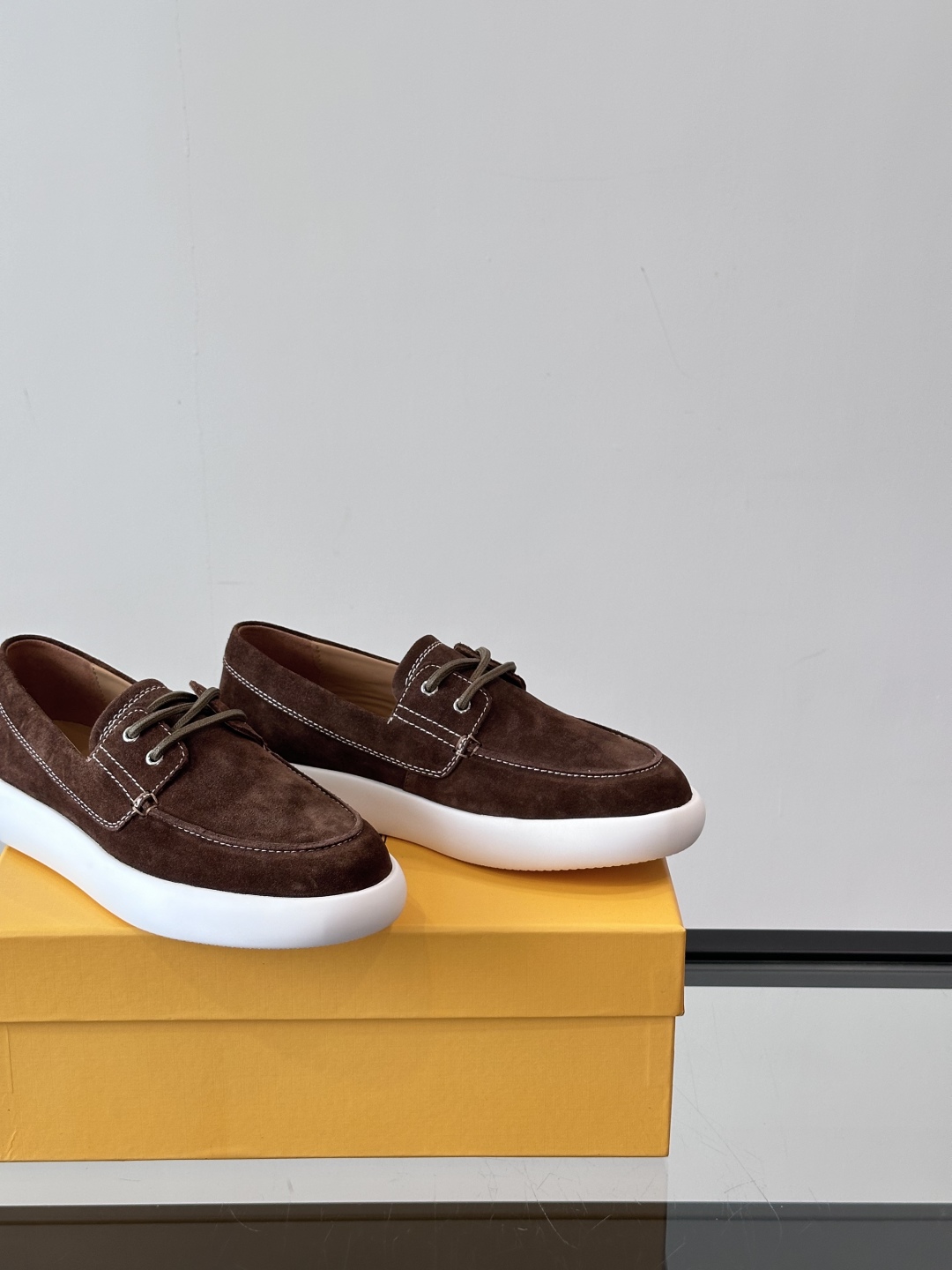 Tod'S/托德斯男士乐福鞋本款乐福鞋以雅致的进口头层牛皮革制成， 配以品牌logo横条装饰，外露手工缝