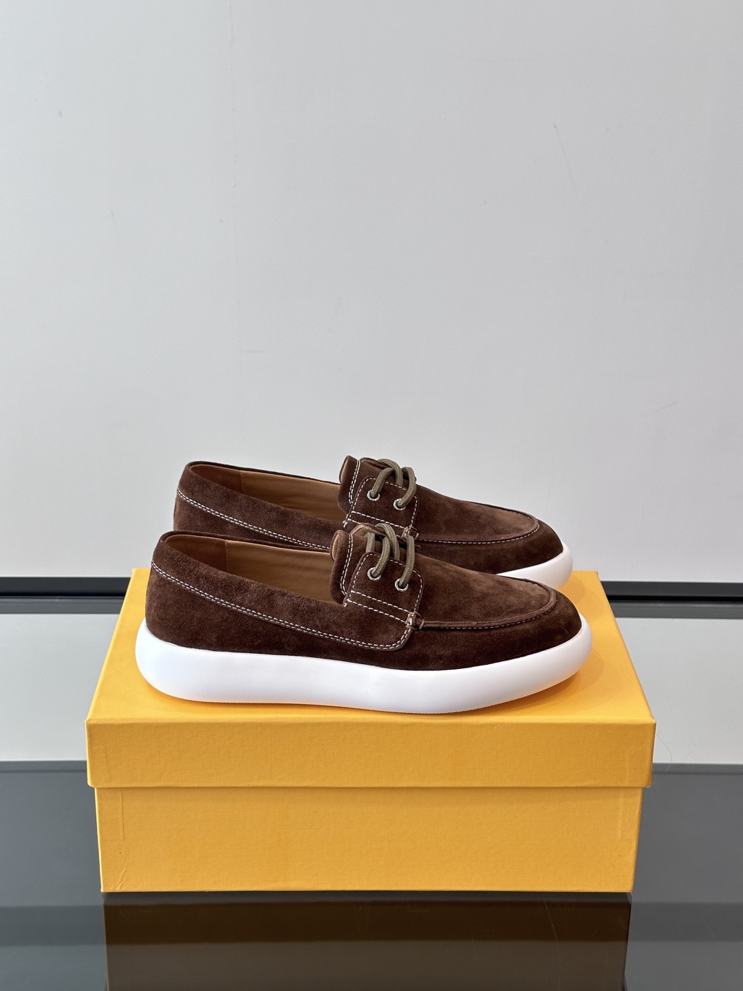 Tod'S/托德斯男士乐福鞋本款乐福鞋以雅致的进口头层牛皮革制成， 配以品牌logo横条装饰，外露手工缝