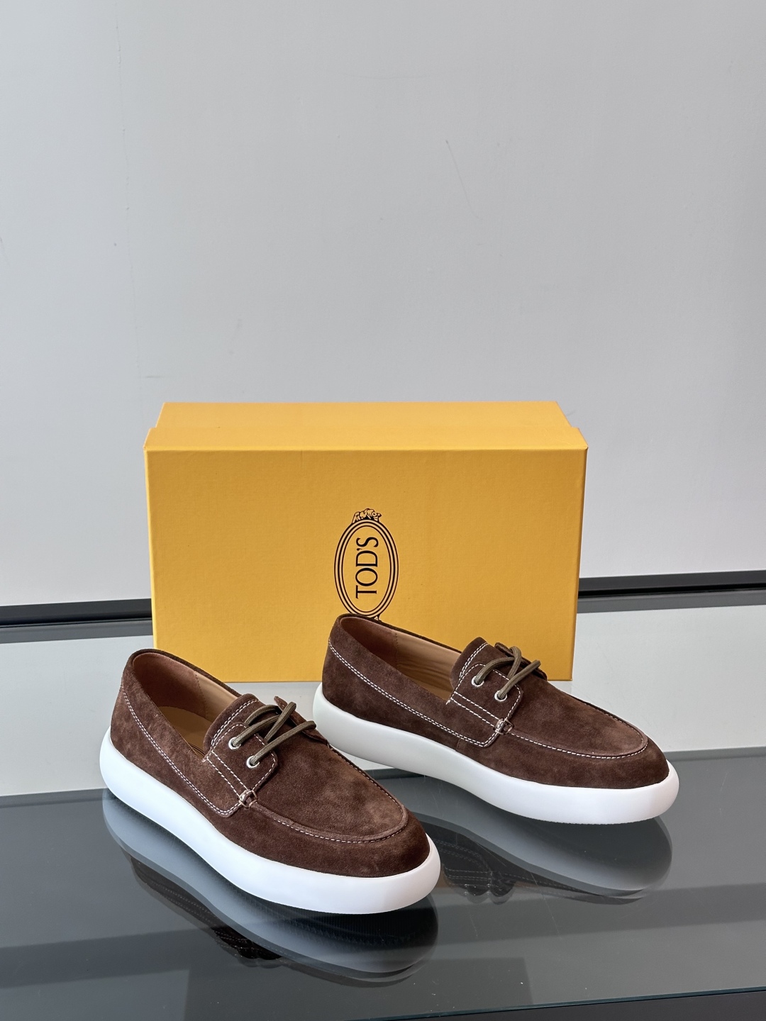 Tod'S/托德斯男士乐福鞋本款乐福鞋以雅致的进口头层牛皮革制成， 配以品牌logo横条装饰，外露手工缝