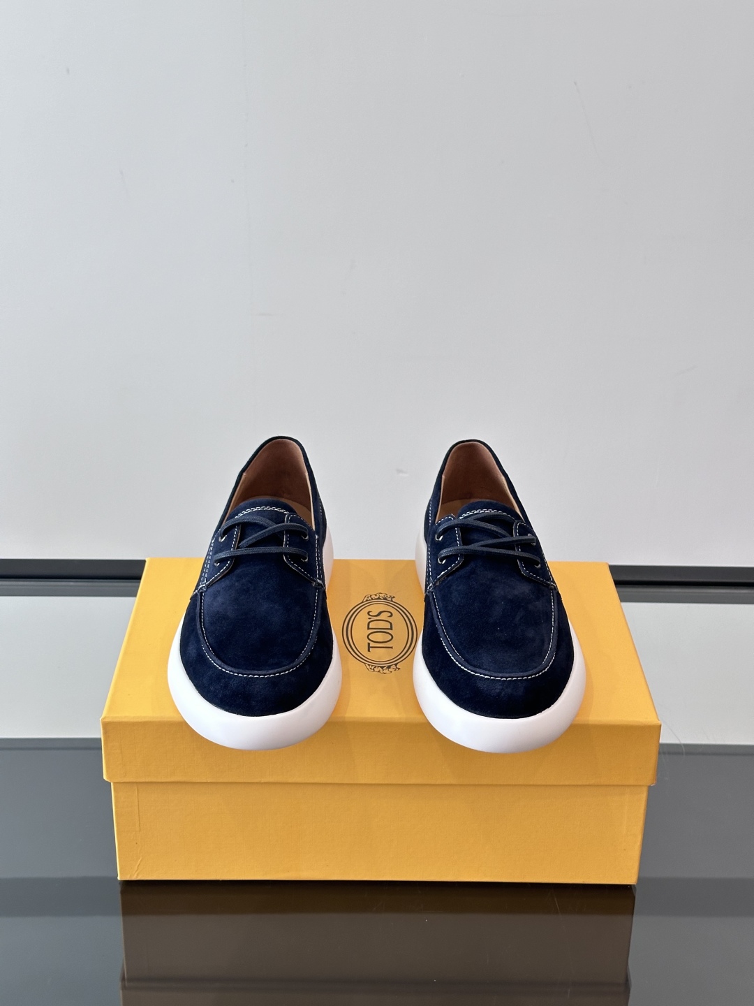 Tod'S/托德斯男士乐福鞋本款乐福鞋以雅致的进口头层牛皮革制成， 配以品牌logo横条装饰，外露手工缝