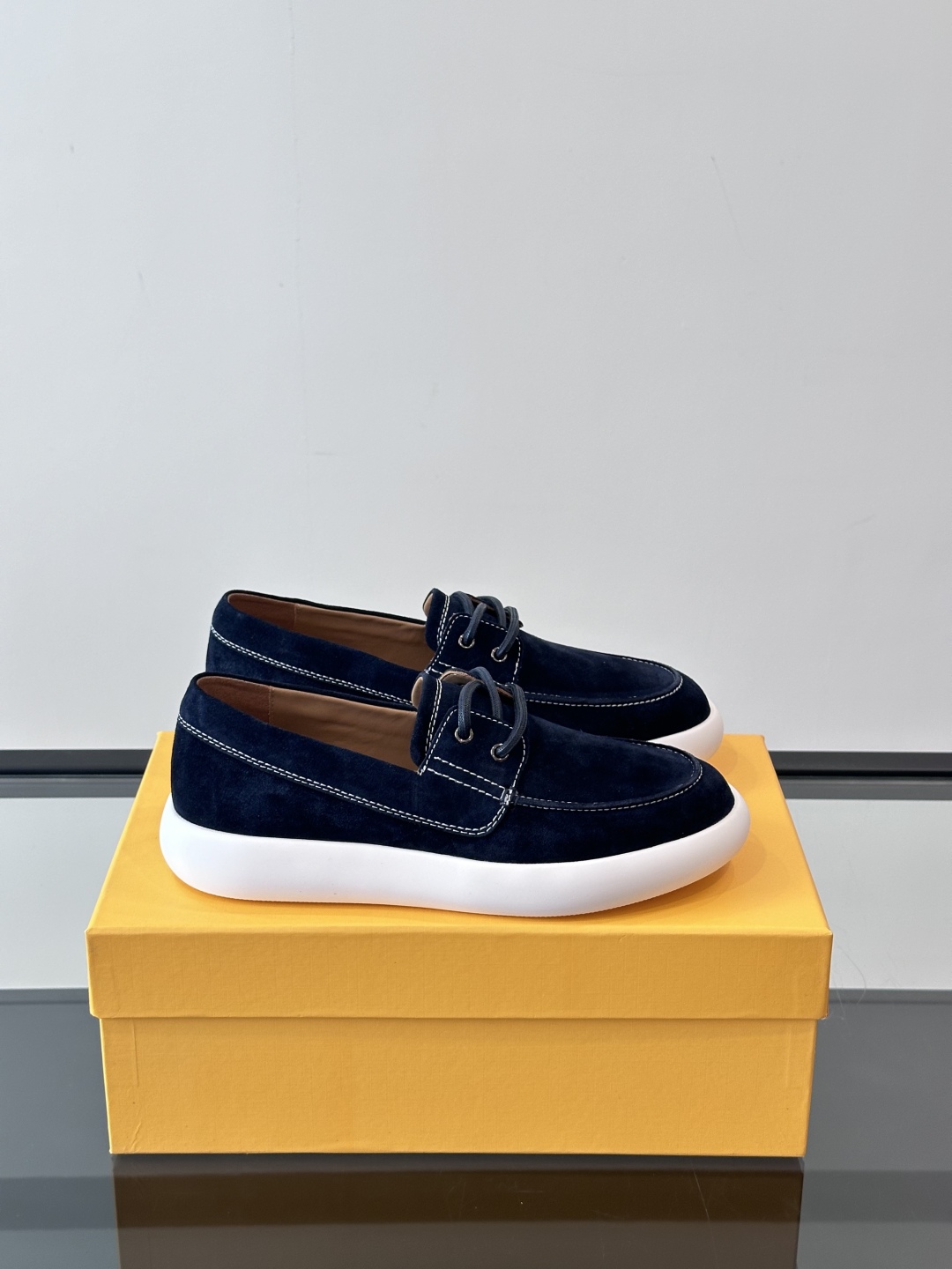 Tod'S/托德斯男士乐福鞋本款乐福鞋以雅致的进口头层牛皮革制成， 配以品牌logo横条装饰，外露手工缝