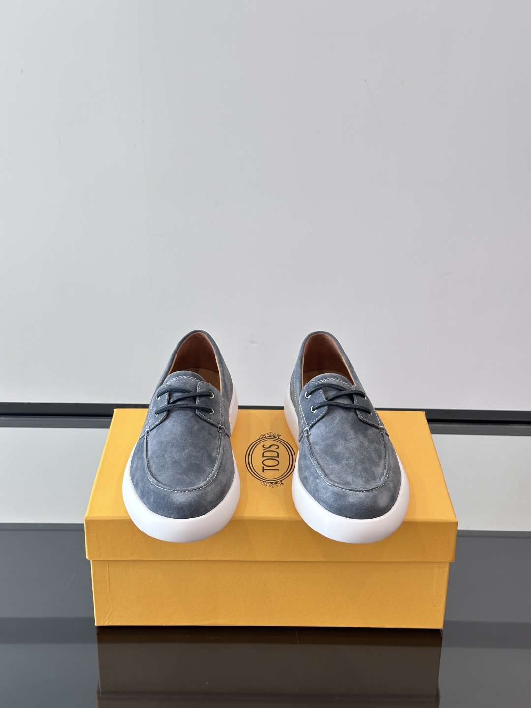 Tod'S/托德斯男士乐福鞋本款乐福鞋以雅致的进口头层牛皮革制成， 配以品牌logo横条装饰，外露手工缝