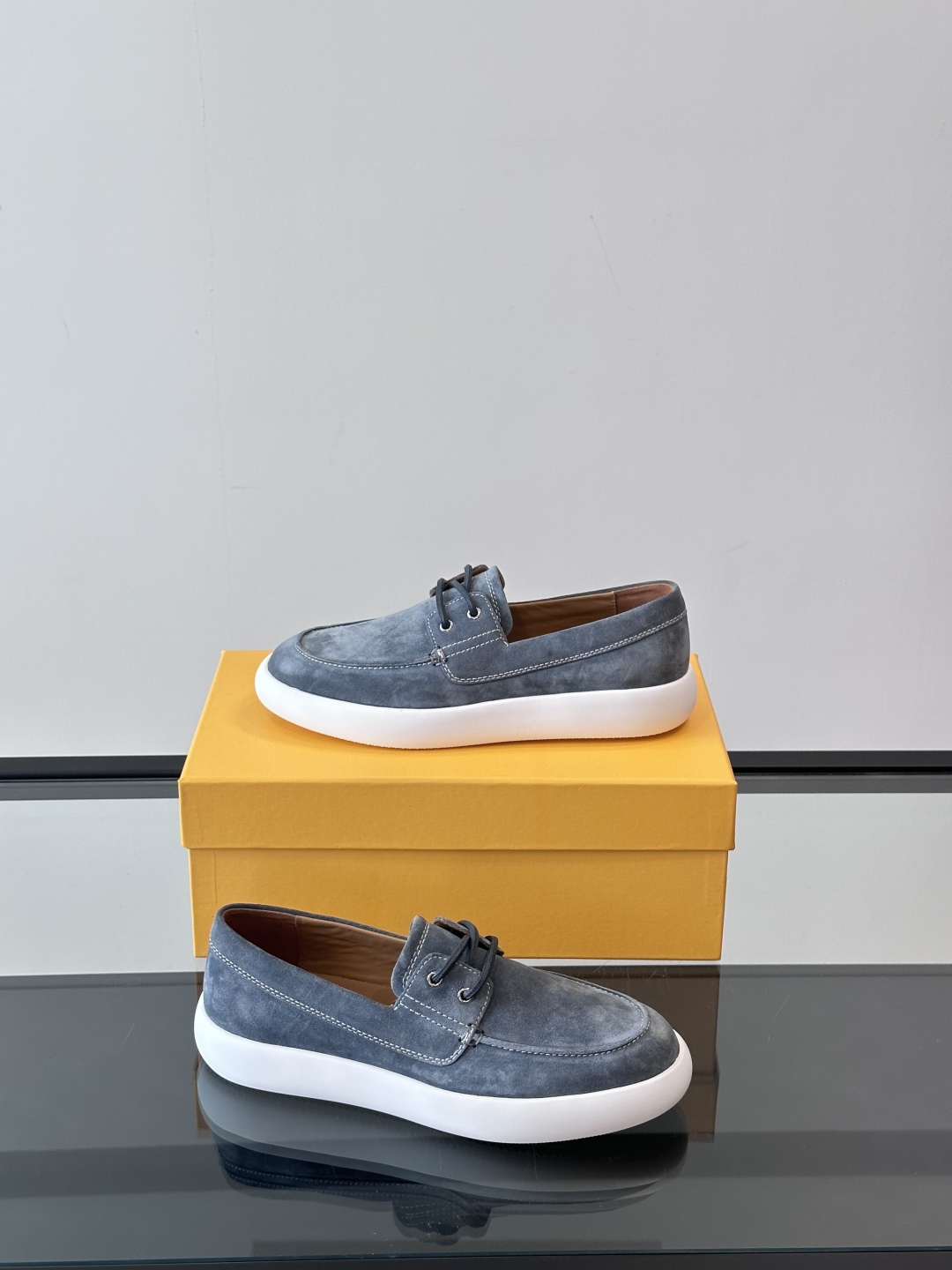 Tod'S/托德斯男士乐福鞋本款乐福鞋以雅致的进口头层牛皮革制成， 配以品牌logo横条装饰，外露手工缝