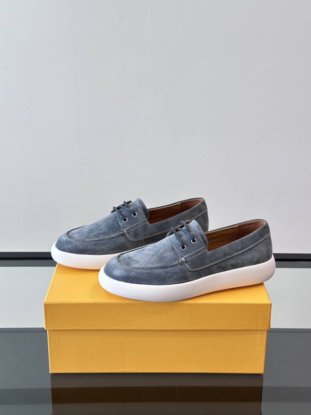 Tod'S/托德斯男士乐福鞋本款乐福鞋以雅致的进口头层牛皮革制成， 配以品牌logo横条装饰，外露手工缝