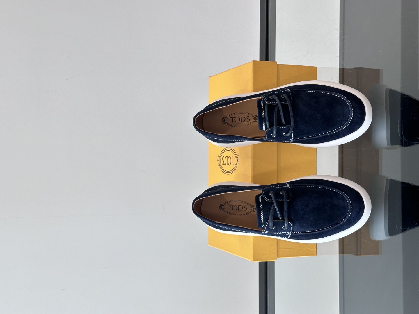Tod'S/托德斯男士乐福鞋本款乐福鞋以雅致的进口头层牛皮革制成， 配以品牌logo横条装饰，外露手工缝
