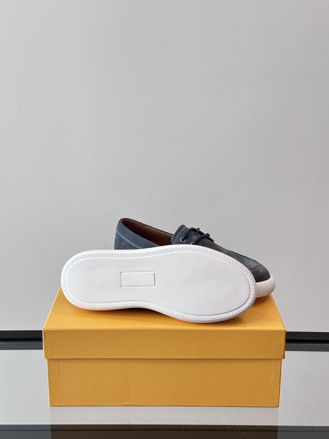 Tod'S/托德斯男士乐福鞋本款乐福鞋以雅致的进口头层牛皮革制成， 配以品牌logo横条装饰，外露手工缝