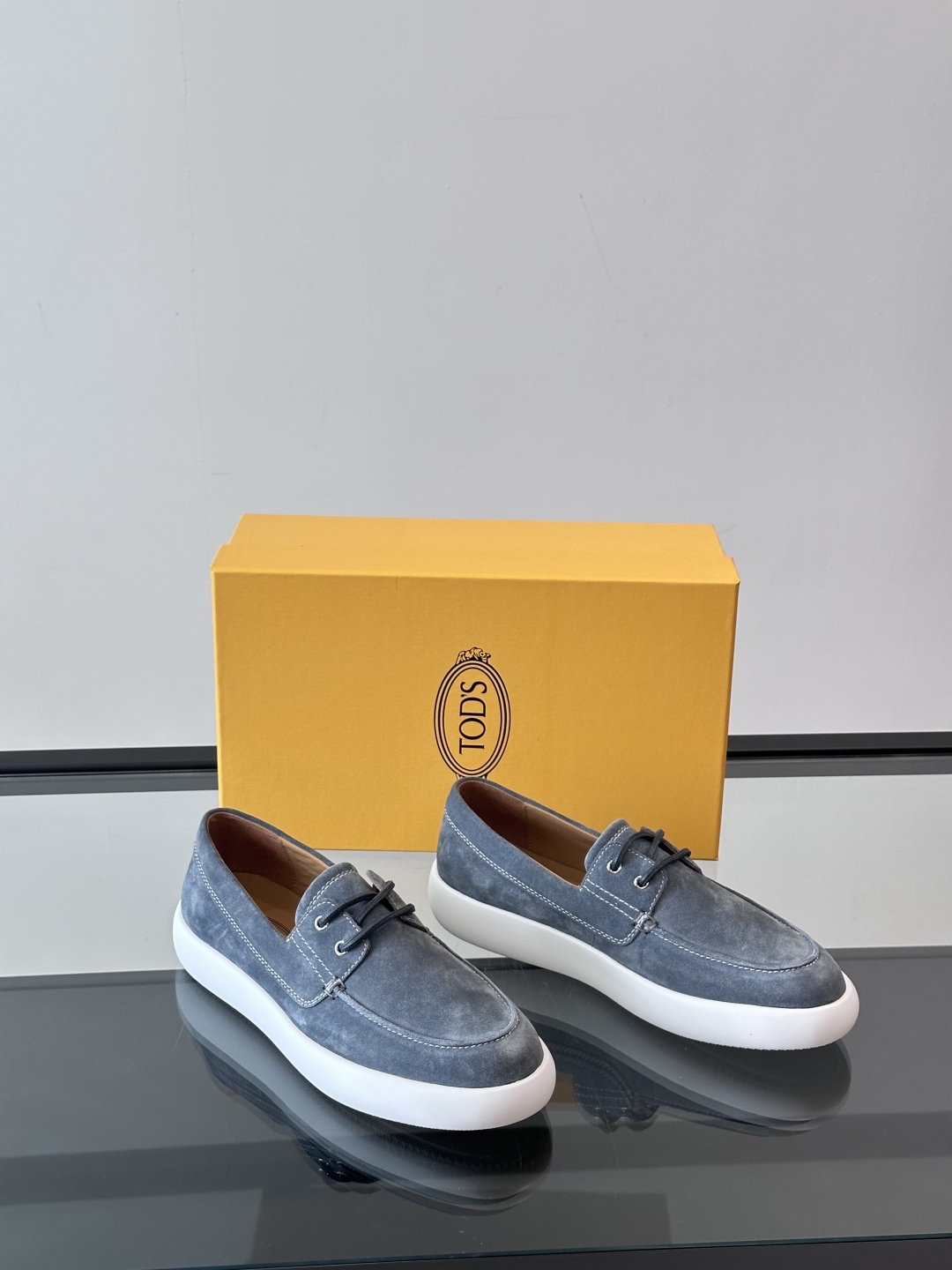 Tod'S/托德斯男士乐福鞋本款乐福鞋以雅致的进口头层牛皮革制成， 配以品牌logo横条装饰，外露手工缝