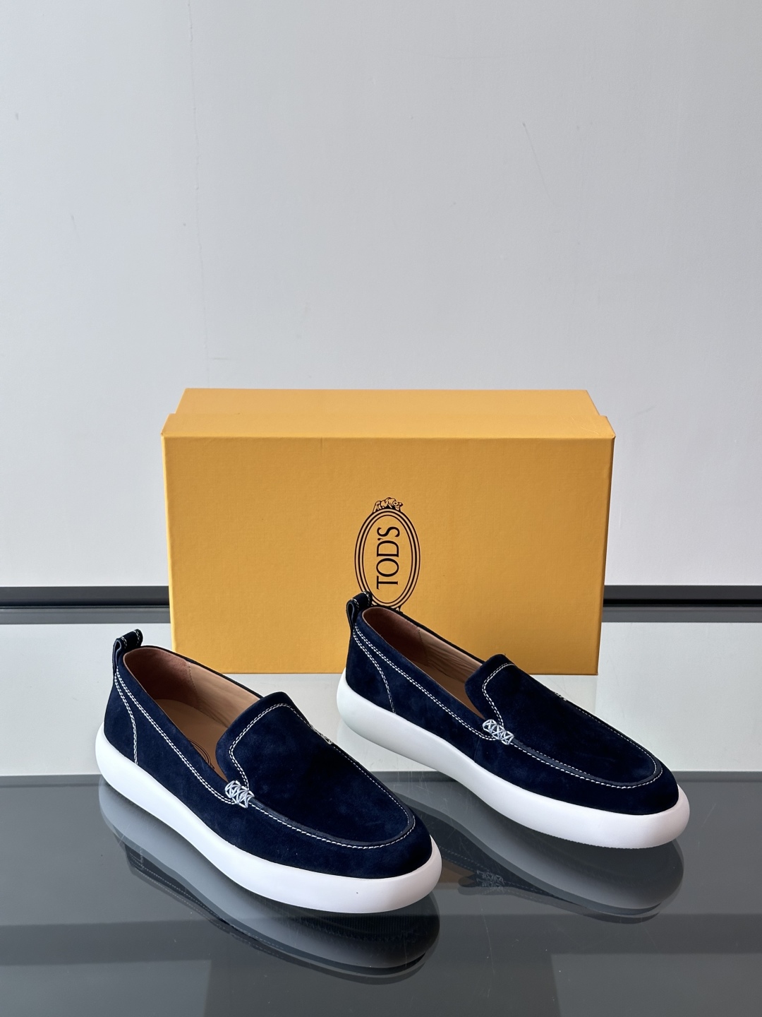- TOD’S/托德斯新款男士乐福休闲鞋，这款运动鞋选用绒面头层牛皮制成，尽显品牌元素，轻松提升日常造型