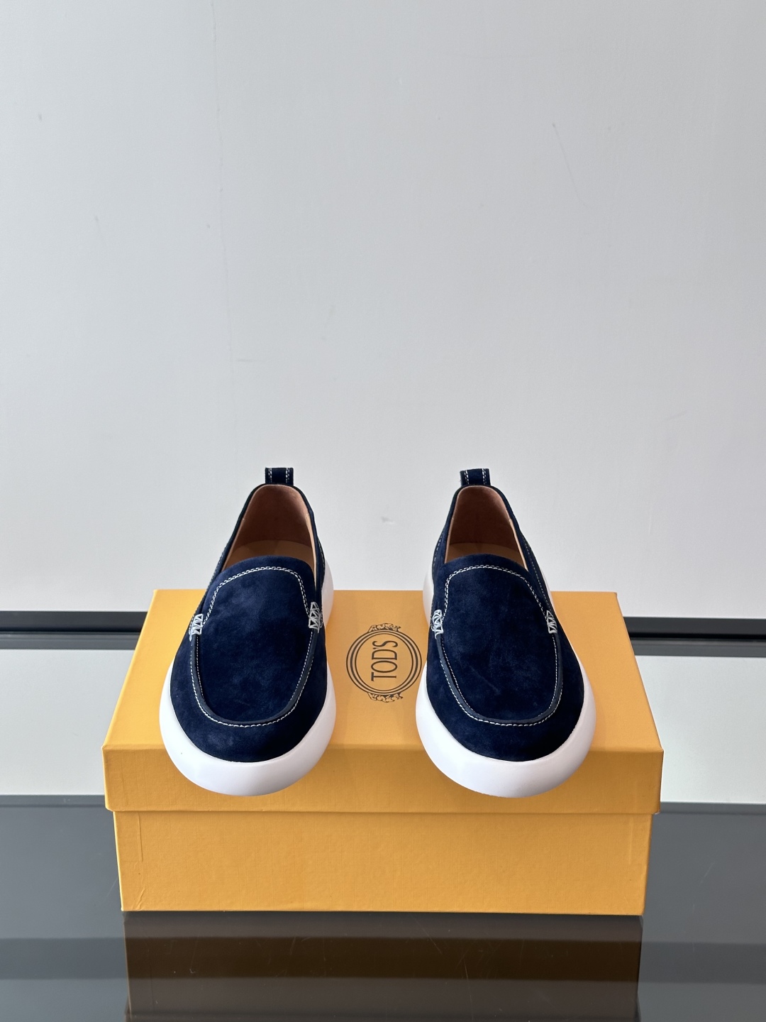 - TOD’S/托德斯新款男士乐福休闲鞋，这款运动鞋选用绒面头层牛皮制成，尽显品牌元素，轻松提升日常造型