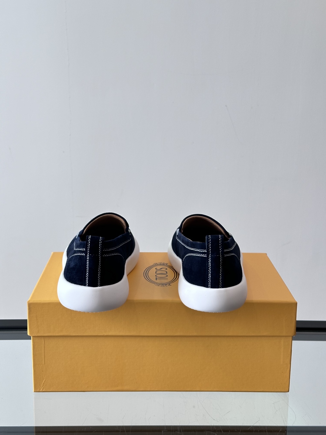 - TOD’S/托德斯新款男士乐福休闲鞋，这款运动鞋选用绒面头层牛皮制成，尽显品牌元素，轻松提升日常造型