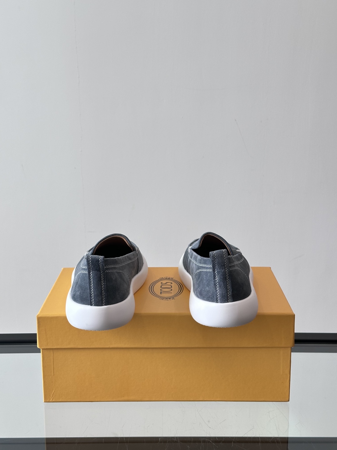 - TOD’S/托德斯新款男士乐福休闲鞋，这款运动鞋选用绒面头层牛皮制成，尽显品牌元素，轻松提升日常造型