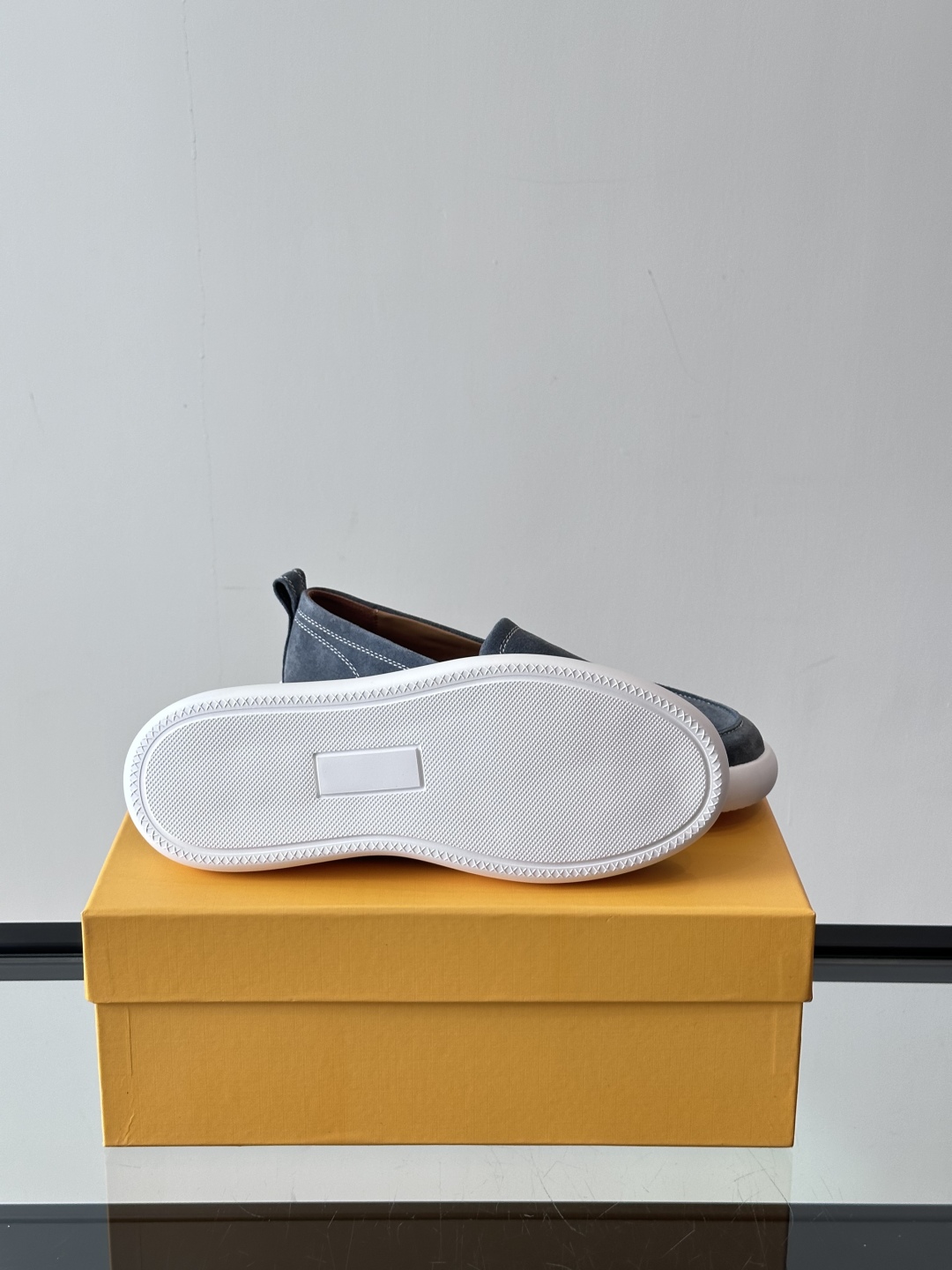 - TOD’S/托德斯新款男士乐福休闲鞋，这款运动鞋选用绒面头层牛皮制成，尽显品牌元素，轻松提升日常造型