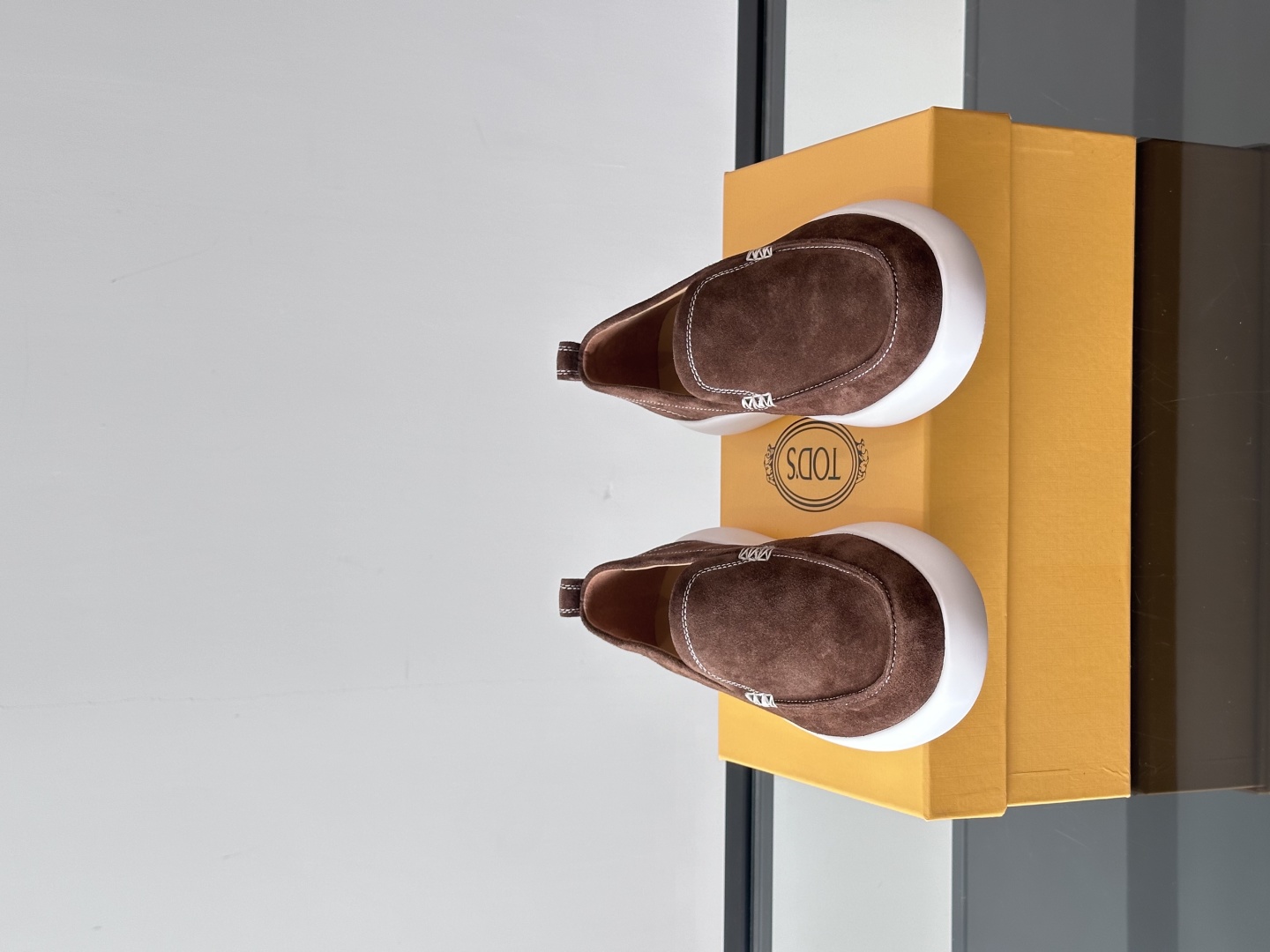 - TOD’S/托德斯新款男士乐福休闲鞋，这款运动鞋选用绒面头层牛皮制成，尽显品牌元素，轻松提升日常造型