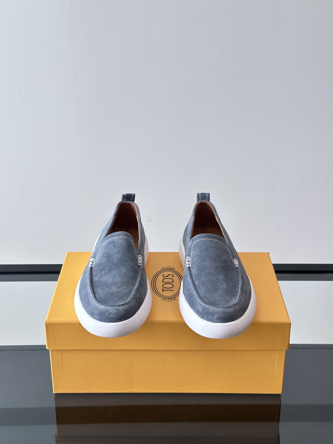 - TOD’S/托德斯新款男士乐福休闲鞋，这款运动鞋选用绒面头层牛皮制成，尽显品牌元素，轻松提升日常造型