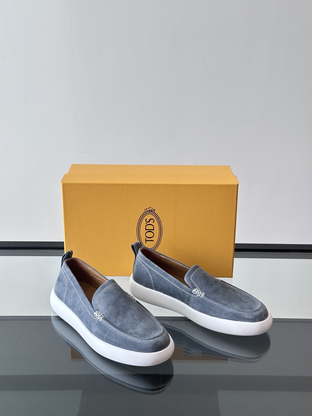 - TOD’S/托德斯新款男士乐福休闲鞋，这款运动鞋选用绒面头层牛皮制成，尽显品牌元素，轻松提升日常造型
