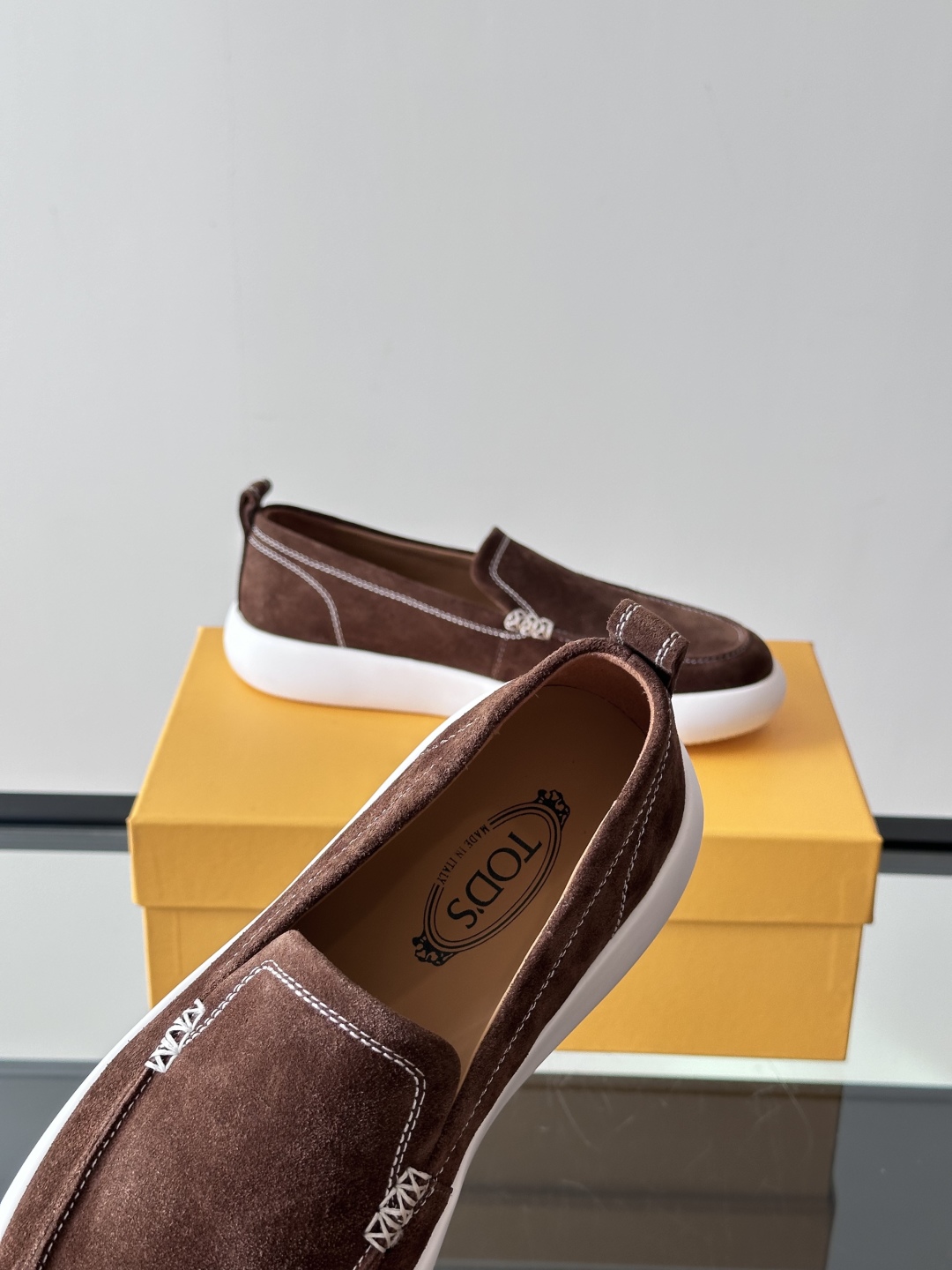 - TOD’S/托德斯新款男士乐福休闲鞋，这款运动鞋选用绒面头层牛皮制成，尽显品牌元素，轻松提升日常造型