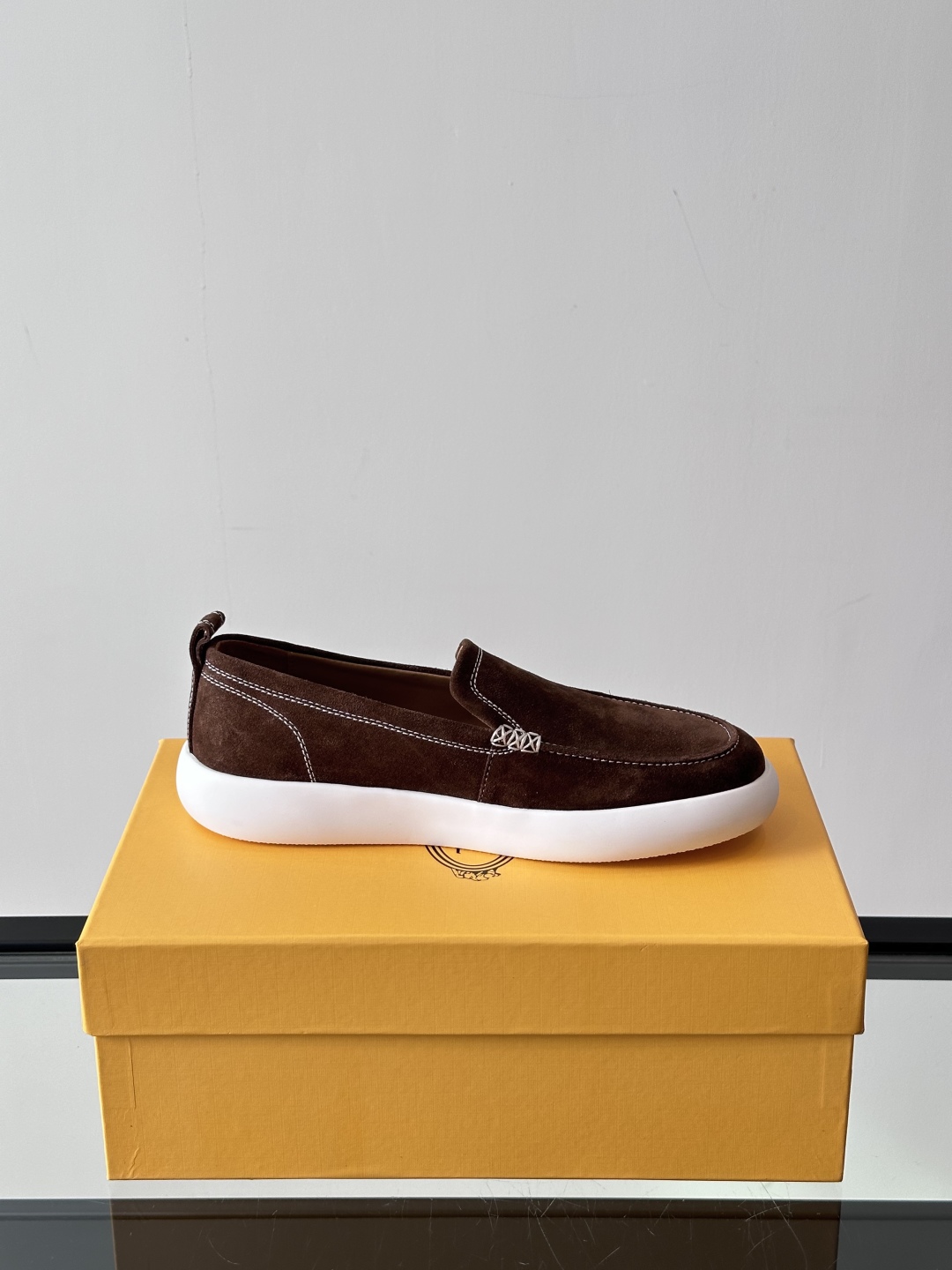 - TOD’S/托德斯新款男士乐福休闲鞋，这款运动鞋选用绒面头层牛皮制成，尽显品牌元素，轻松提升日常造型