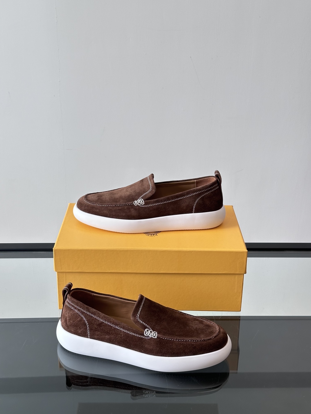 - TOD’S/托德斯新款男士乐福休闲鞋，这款运动鞋选用绒面头层牛皮制成，尽显品牌元素，轻松提升日常造型