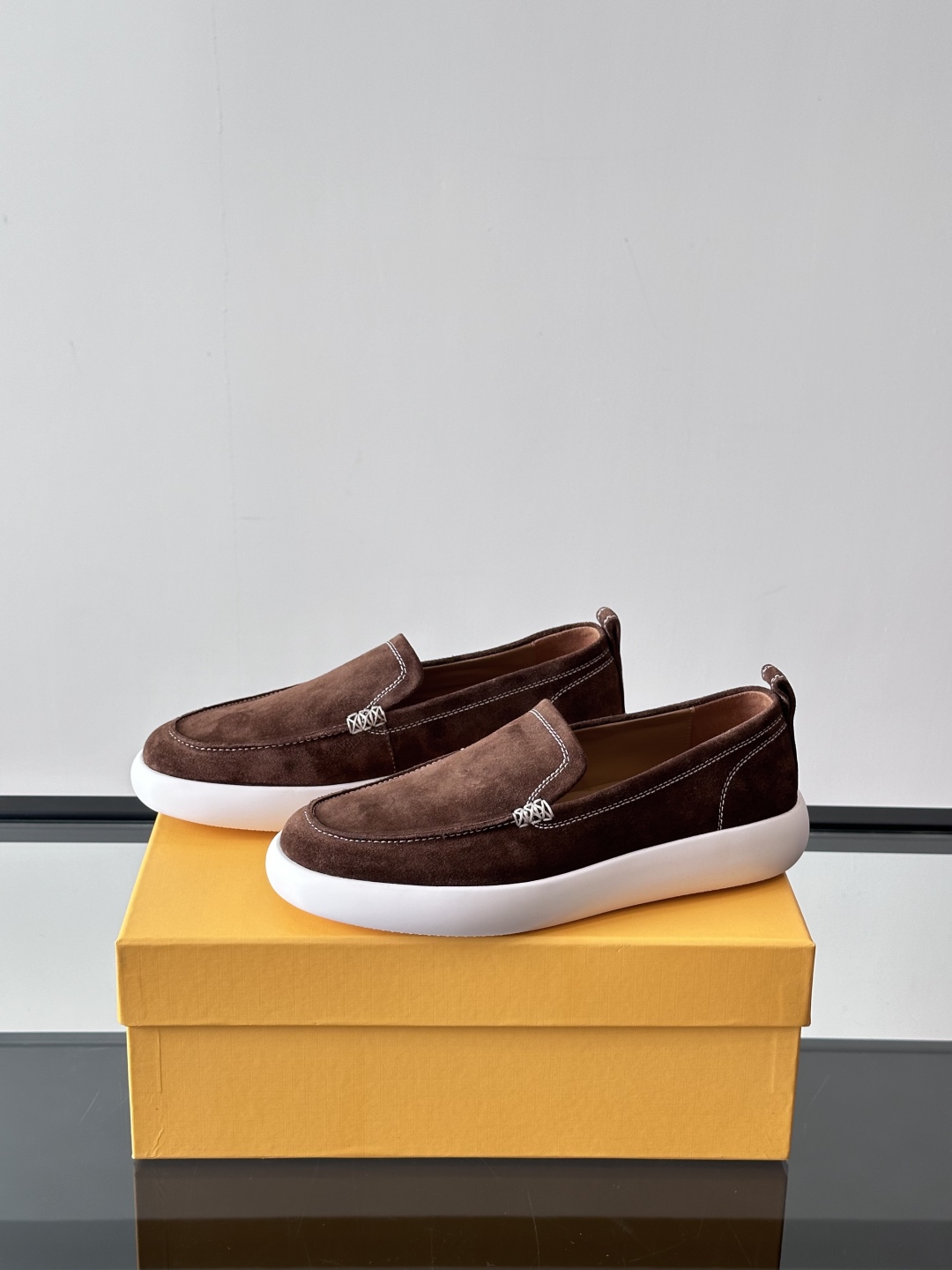 - TOD’S/托德斯新款男士乐福休闲鞋，这款运动鞋选用绒面头层牛皮制成，尽显品牌元素，轻松提升日常造型