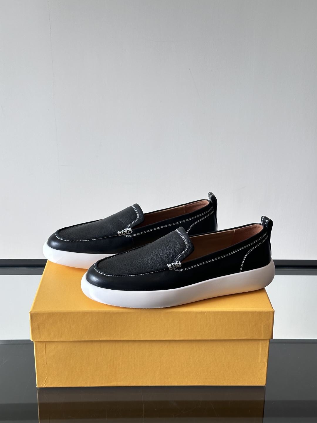 - TOD’S/托德斯新款男士乐福休闲鞋，这款运动鞋选用头层牛皮制成，尽显品牌元素，轻松提升日常造型。原