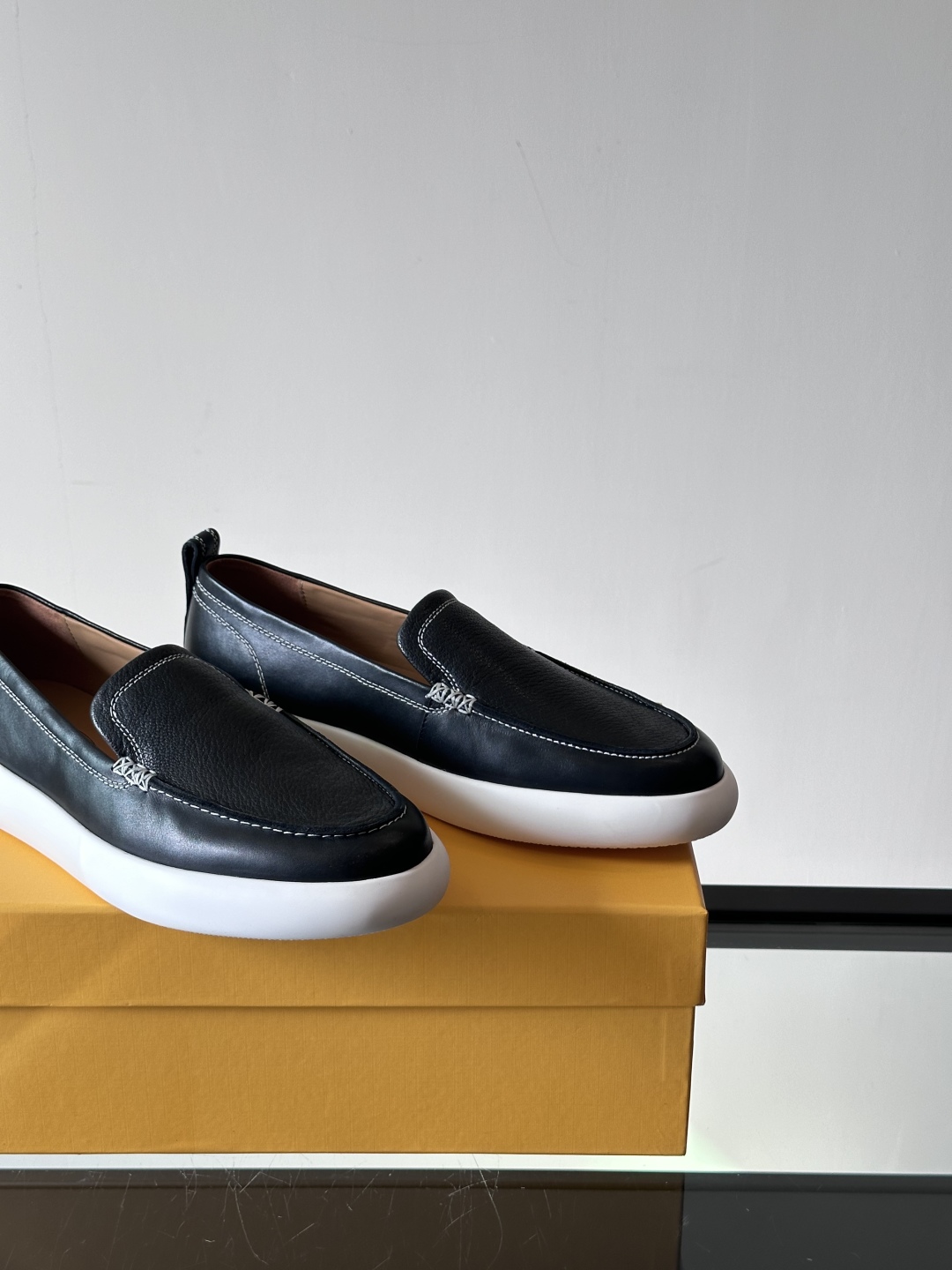 - TOD’S/托德斯新款男士乐福休闲鞋，这款运动鞋选用头层牛皮制成，尽显品牌元素，轻松提升日常造型。原