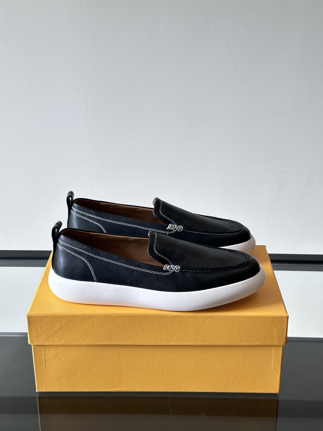 - TOD’S/托德斯新款男士乐福休闲鞋，这款运动鞋选用头层牛皮制成，尽显品牌元素，轻松提升日常造型。原