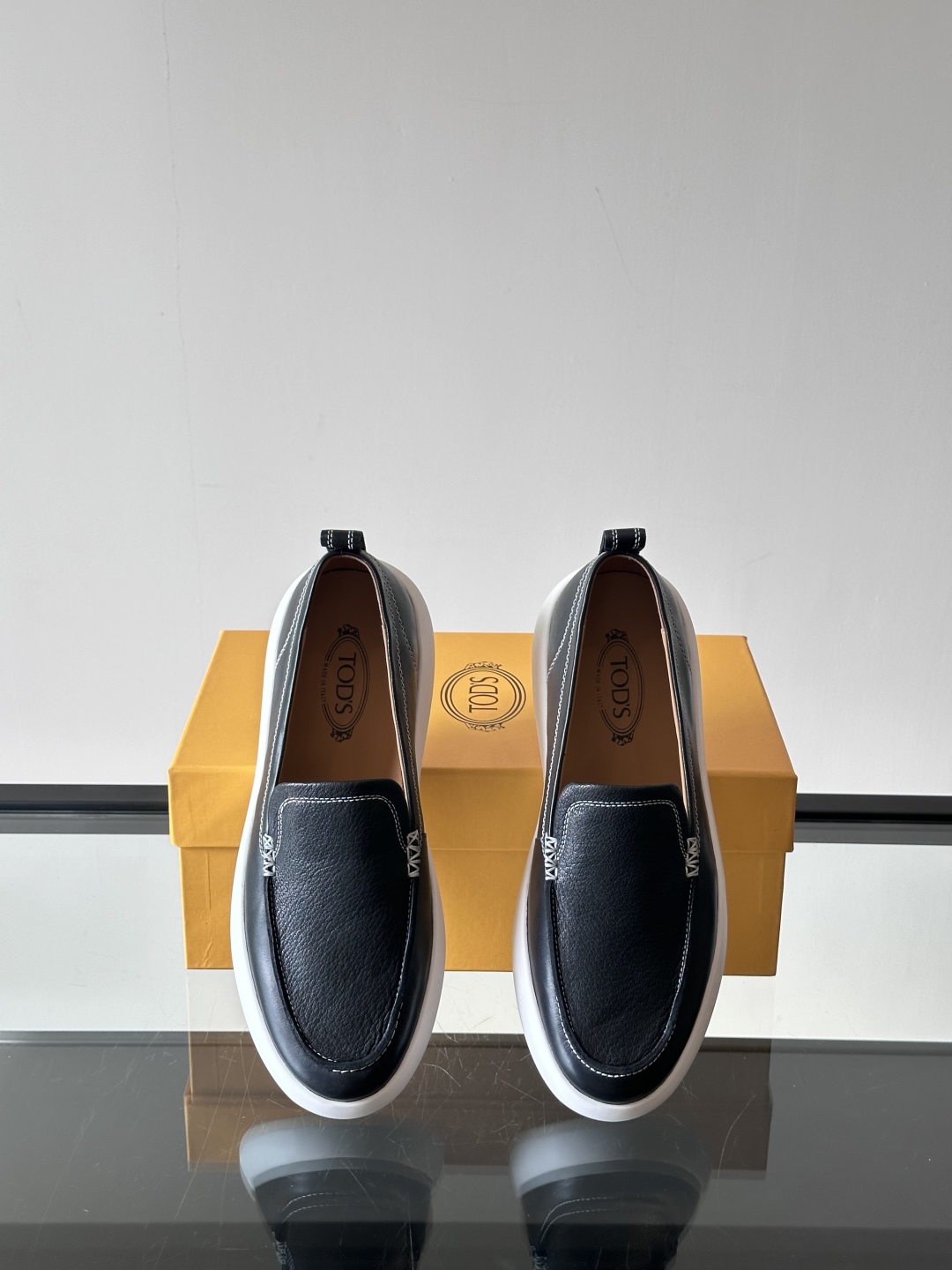 - TOD’S/托德斯新款男士乐福休闲鞋，这款运动鞋选用头层牛皮制成，尽显品牌元素，轻松提升日常造型。原